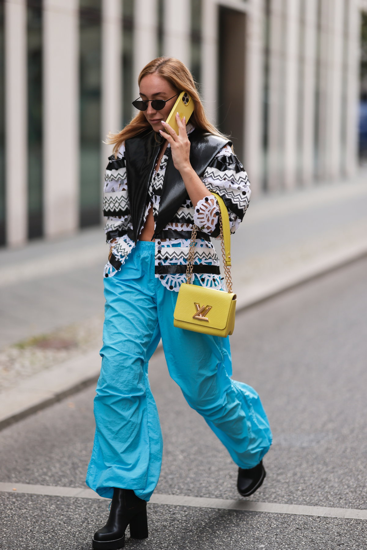 Frau mit blauer Hose