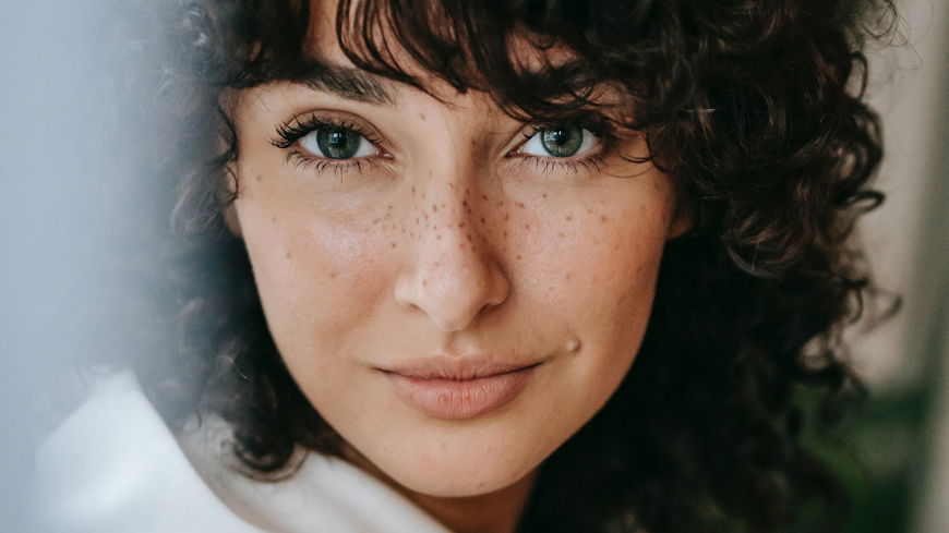 Diese 4 Beauty-Produkte hellen dunkle Flecken im Gesicht auf – laut Experten