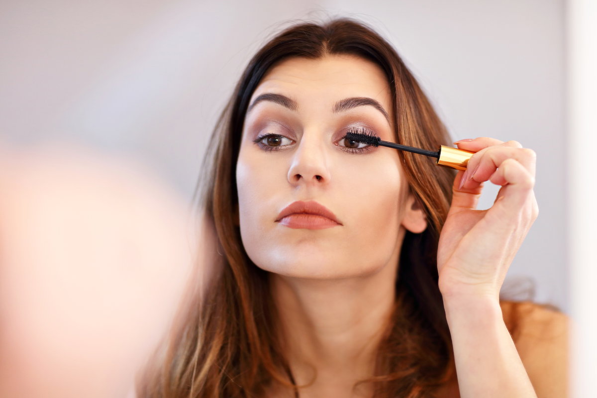 Frau mit Mascara
