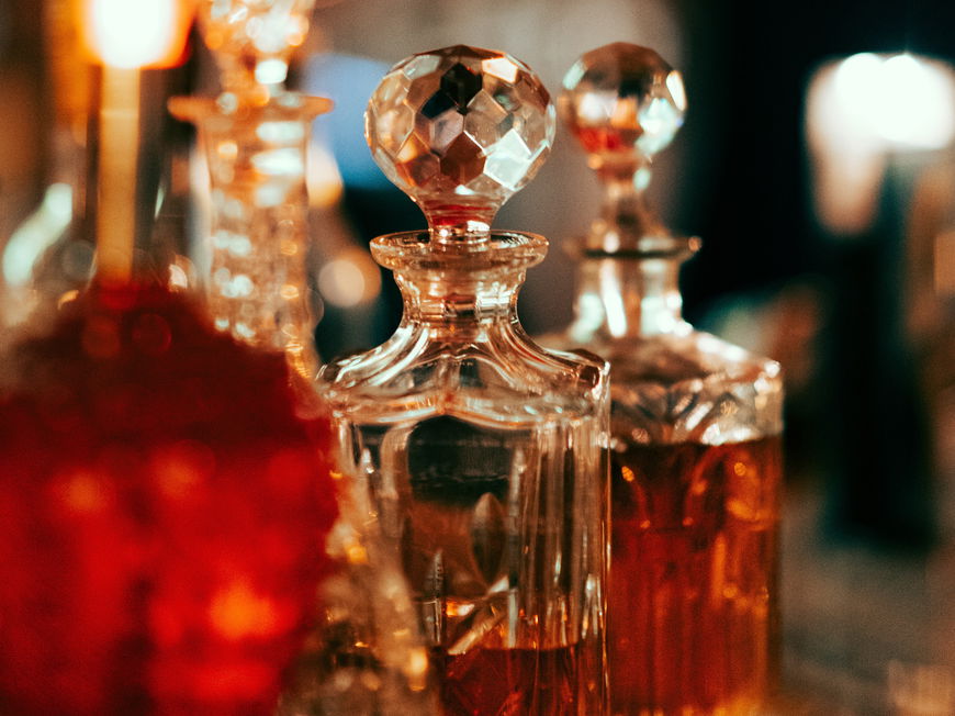 Mehrere Parfum-Flakons.
