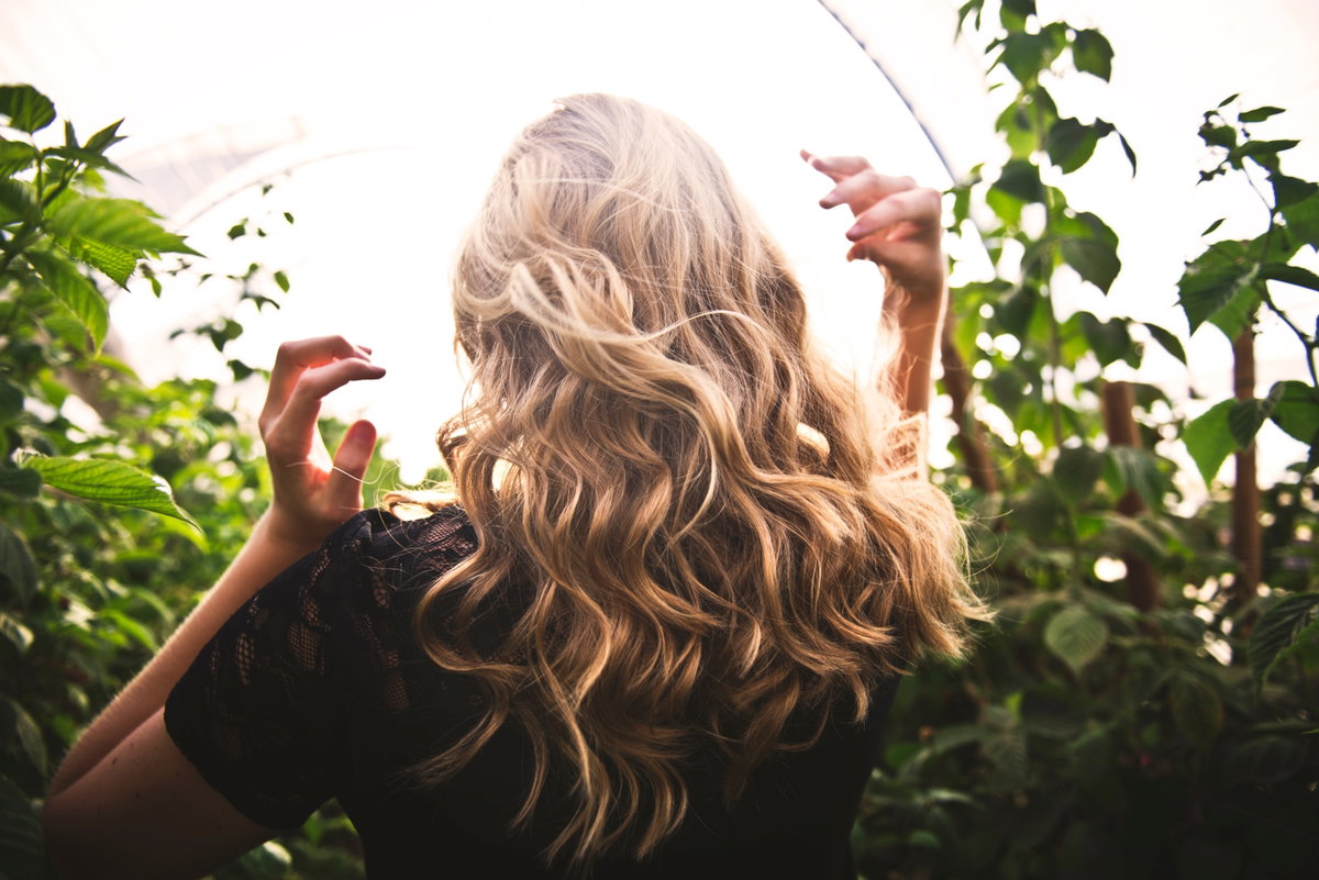 Blonde Frau von hinten