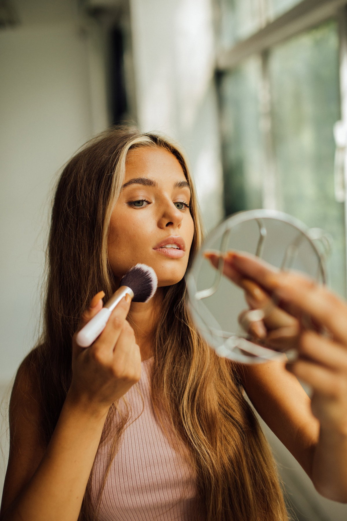 Frau mit Make-up-Pinsel