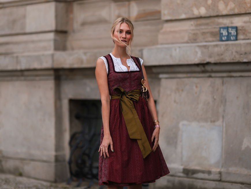 Frau trägt Dirndl für Oktoberfest
