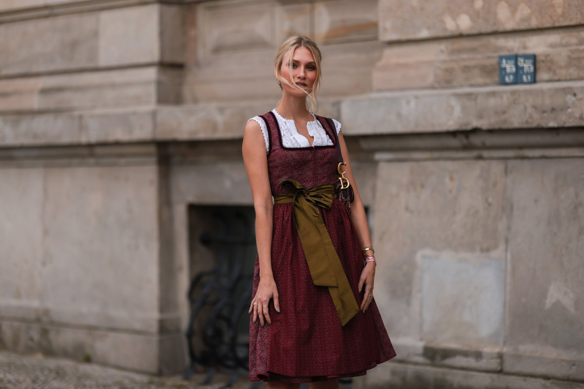 Frau trägt Dirndl für Oktoberfest