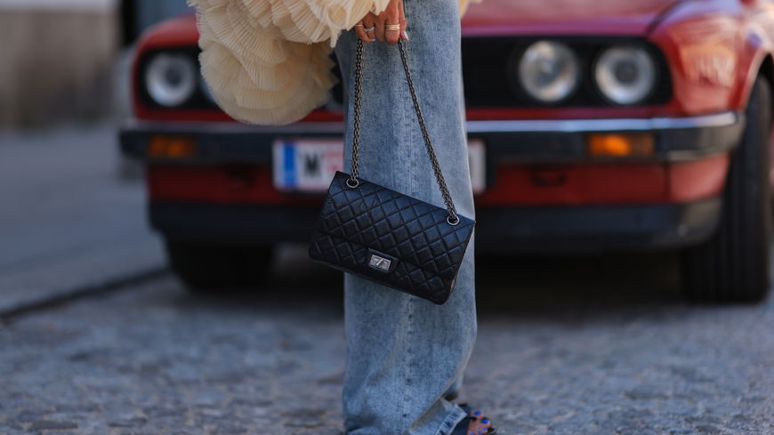 Mode-Outfits 2022: Auf diesen coolen Jeans-Trend fahren jetzt alle ab