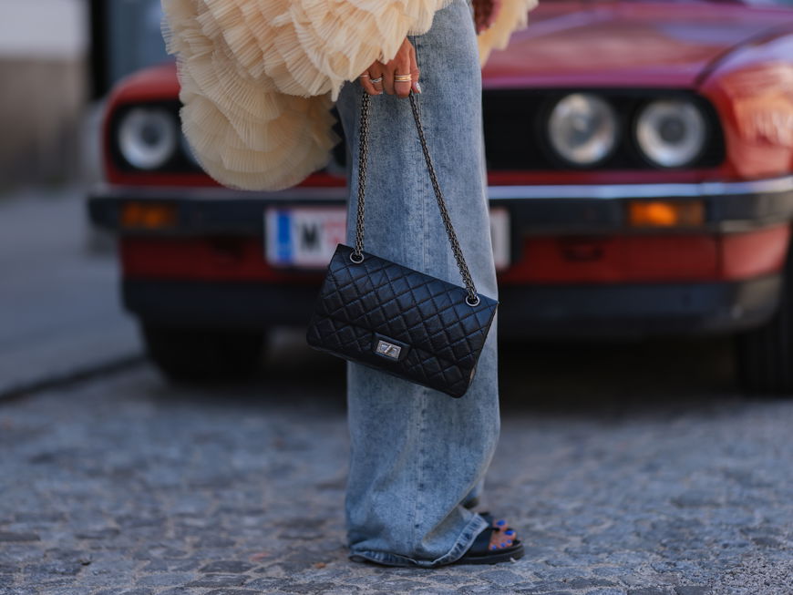 Frau trägt hellblaue Jeans