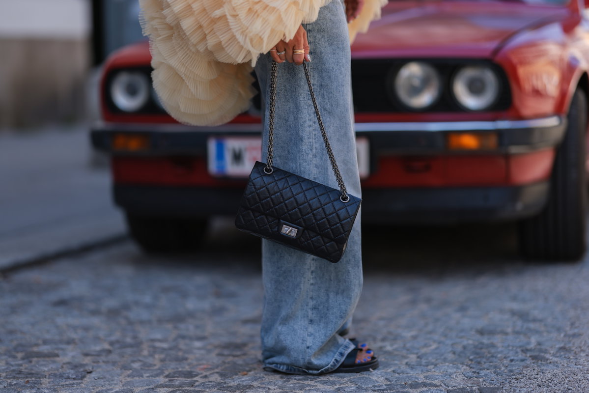 Frau trägt hellblaue Jeans