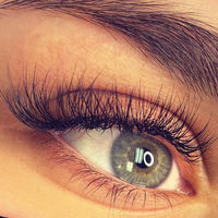 Diese 4 Seren aus der Drogerie sorgen für Wow-Wimpern