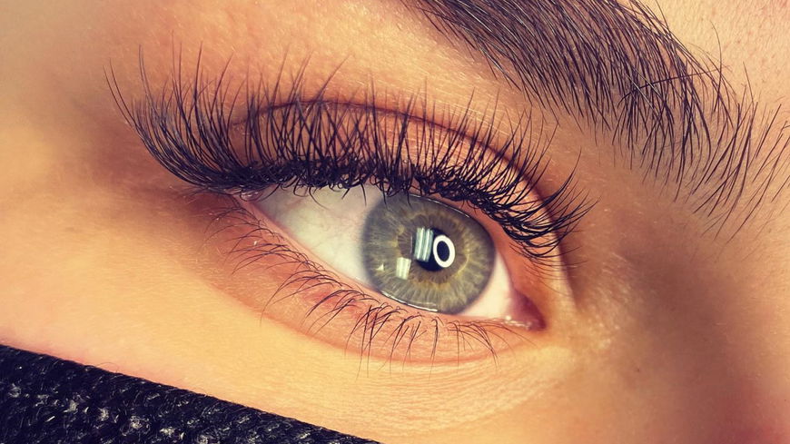Diese 4 Seren aus der Drogerie sorgen für Wow-Wimpern
