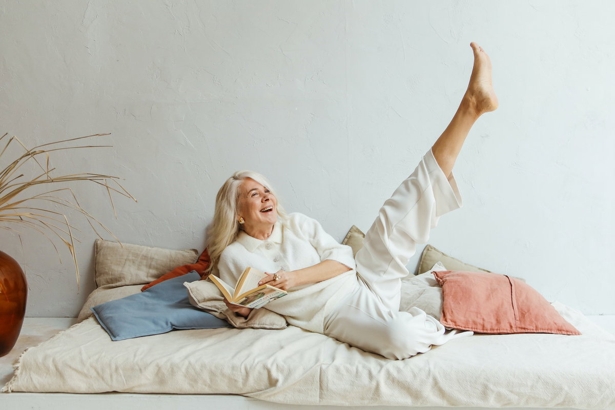 Frau älter auf dem Sofa