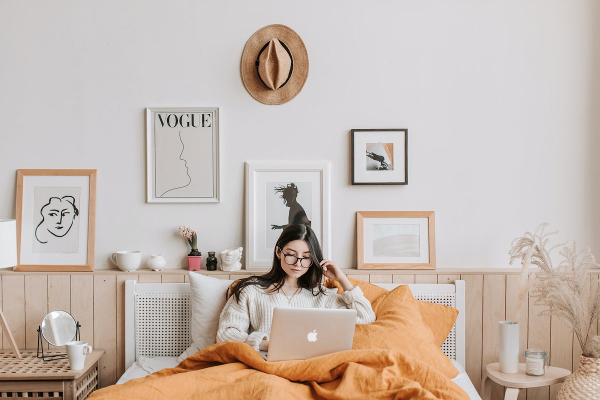 Frau mit Notebook im Bett