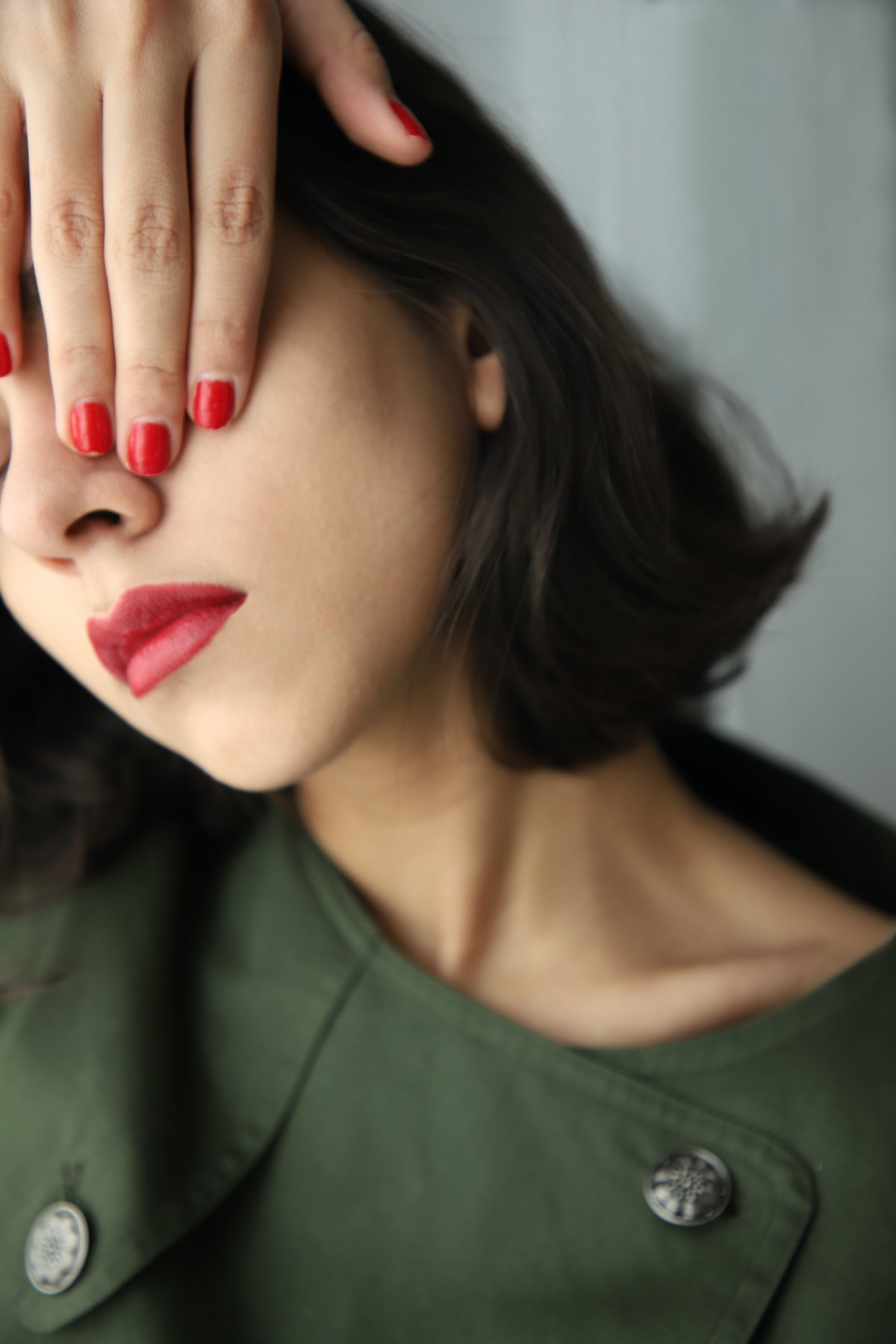 Frau mit roten Lippen und Nägeln