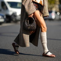 Paris Streetstyle: Diesen Trend-Schuh trägt gerade jede Französin