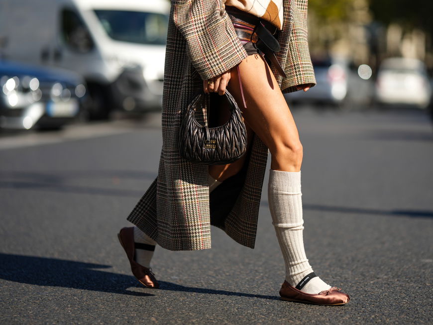 Streetstyle Frau trägt Ballerinas von Miu Miu