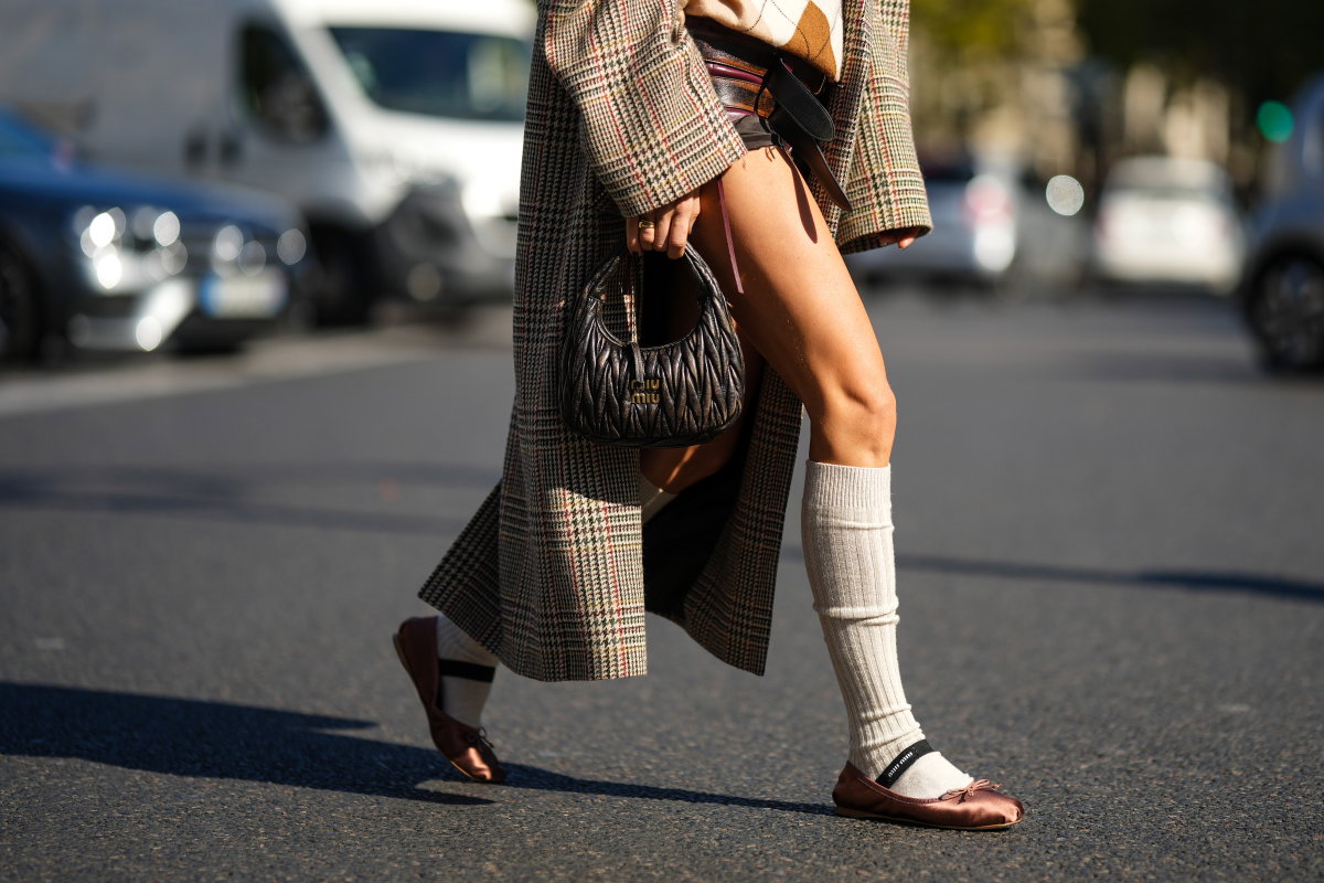 Streetstyle Frau trägt Ballerinas von Miu Miu