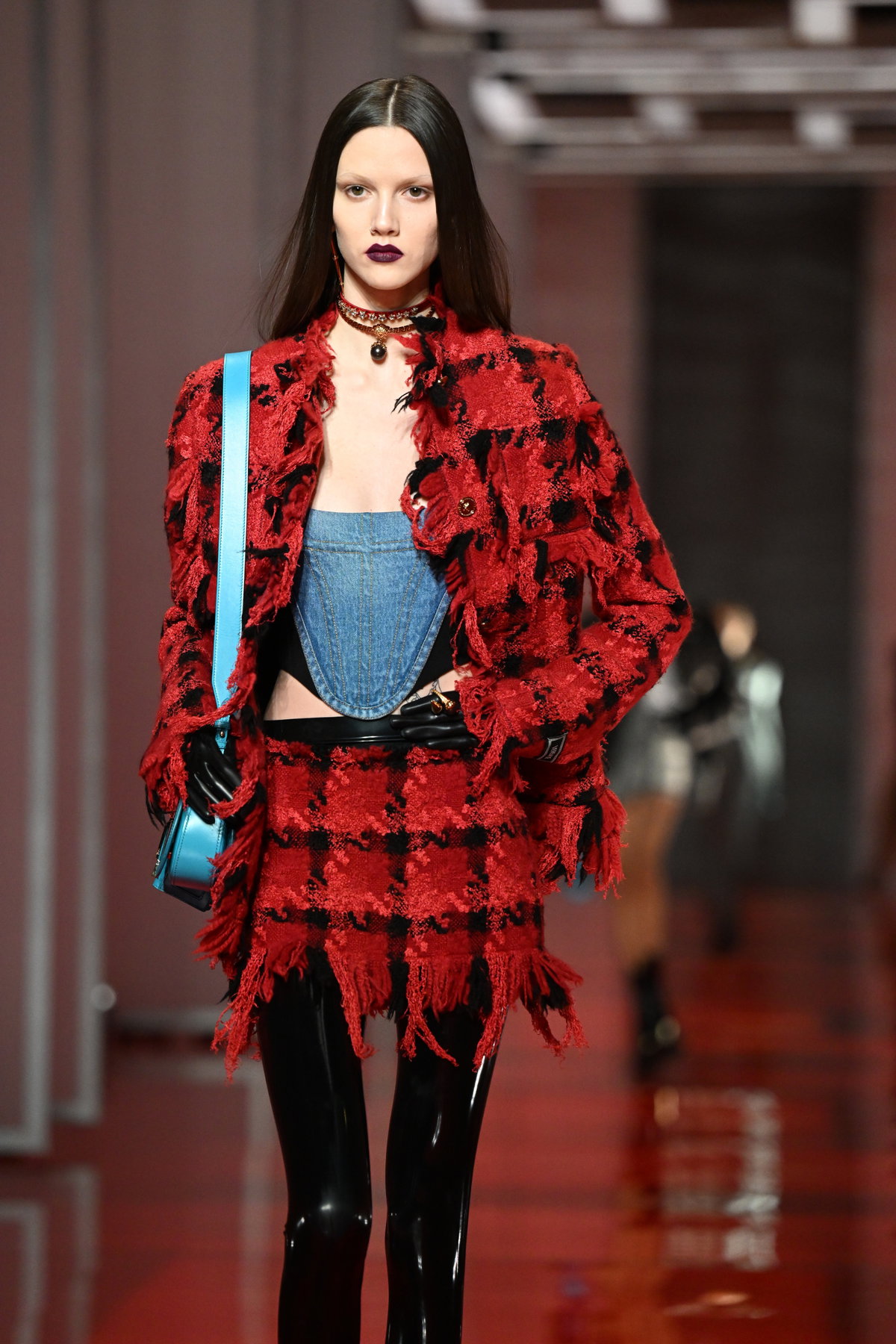 Model mit Bleached Brows bei der Versace Fall Winter 2023 Schau