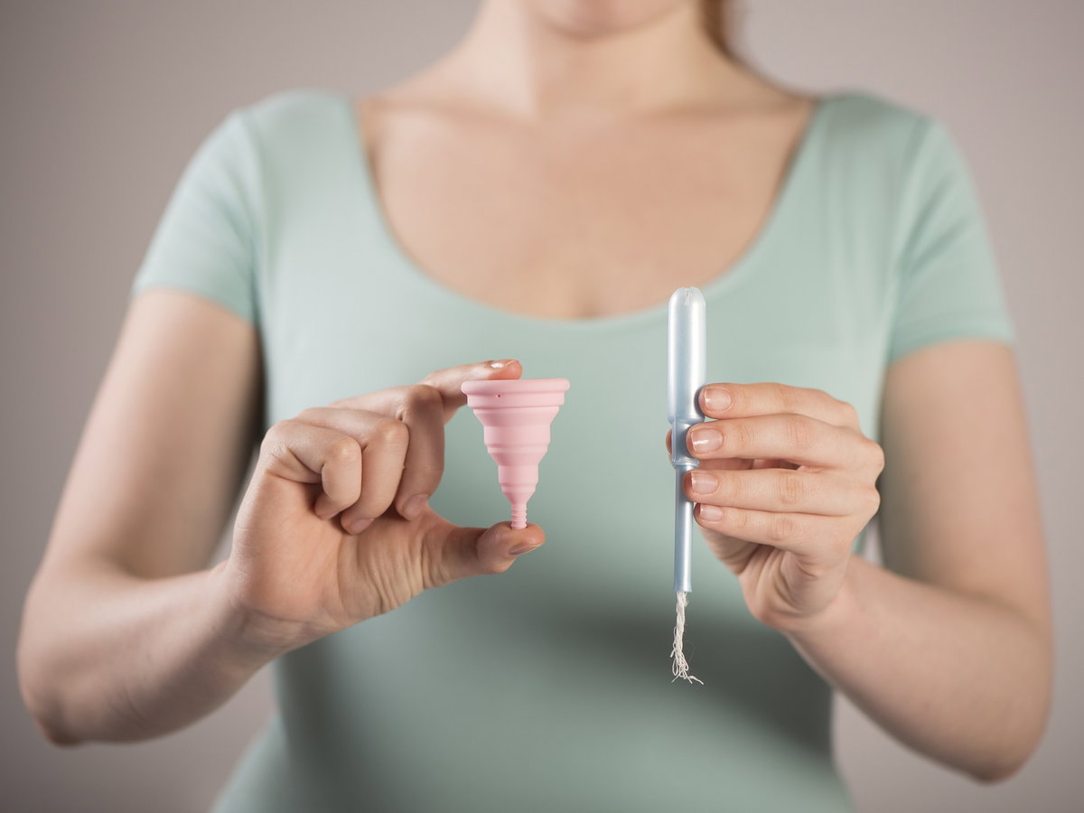 Frau mit Menstruationstasse