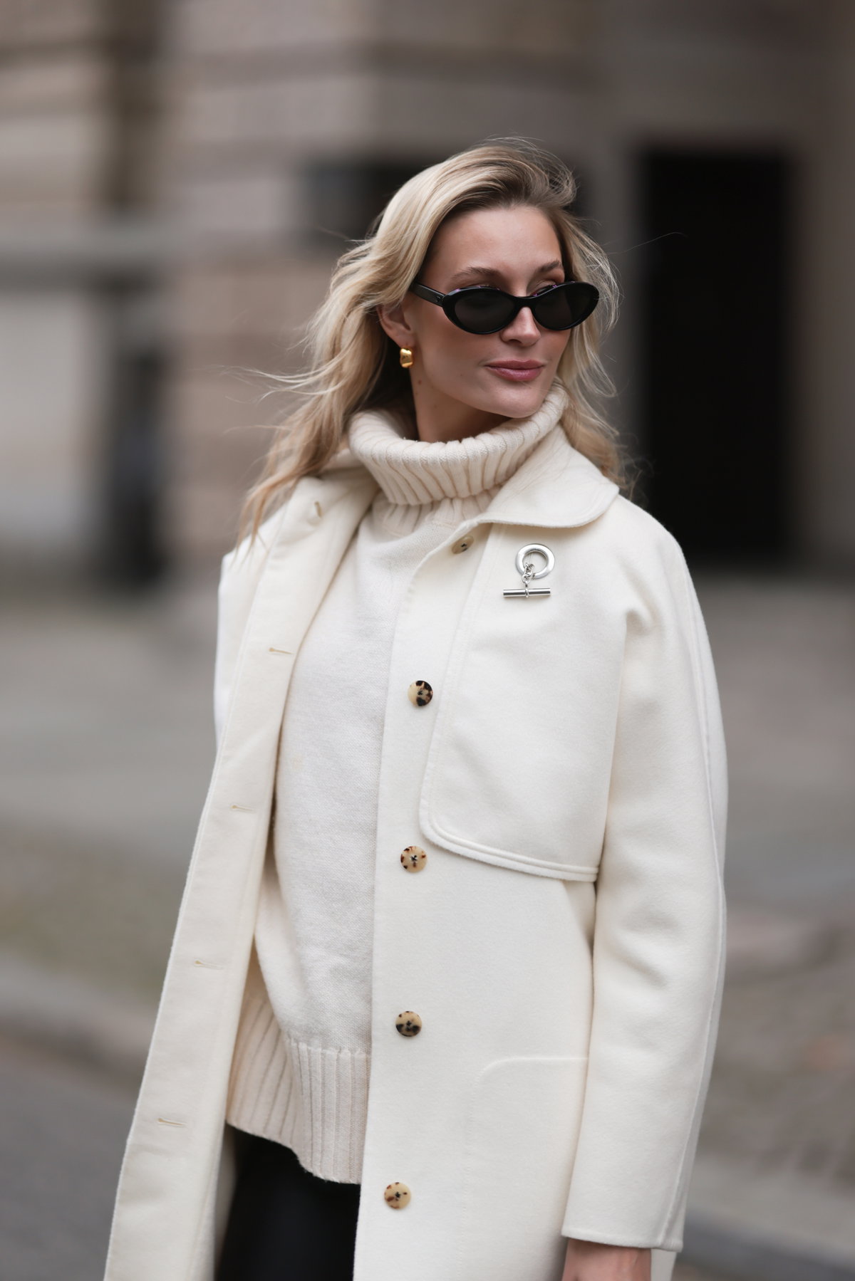 Frau mit Rollkragenpullover