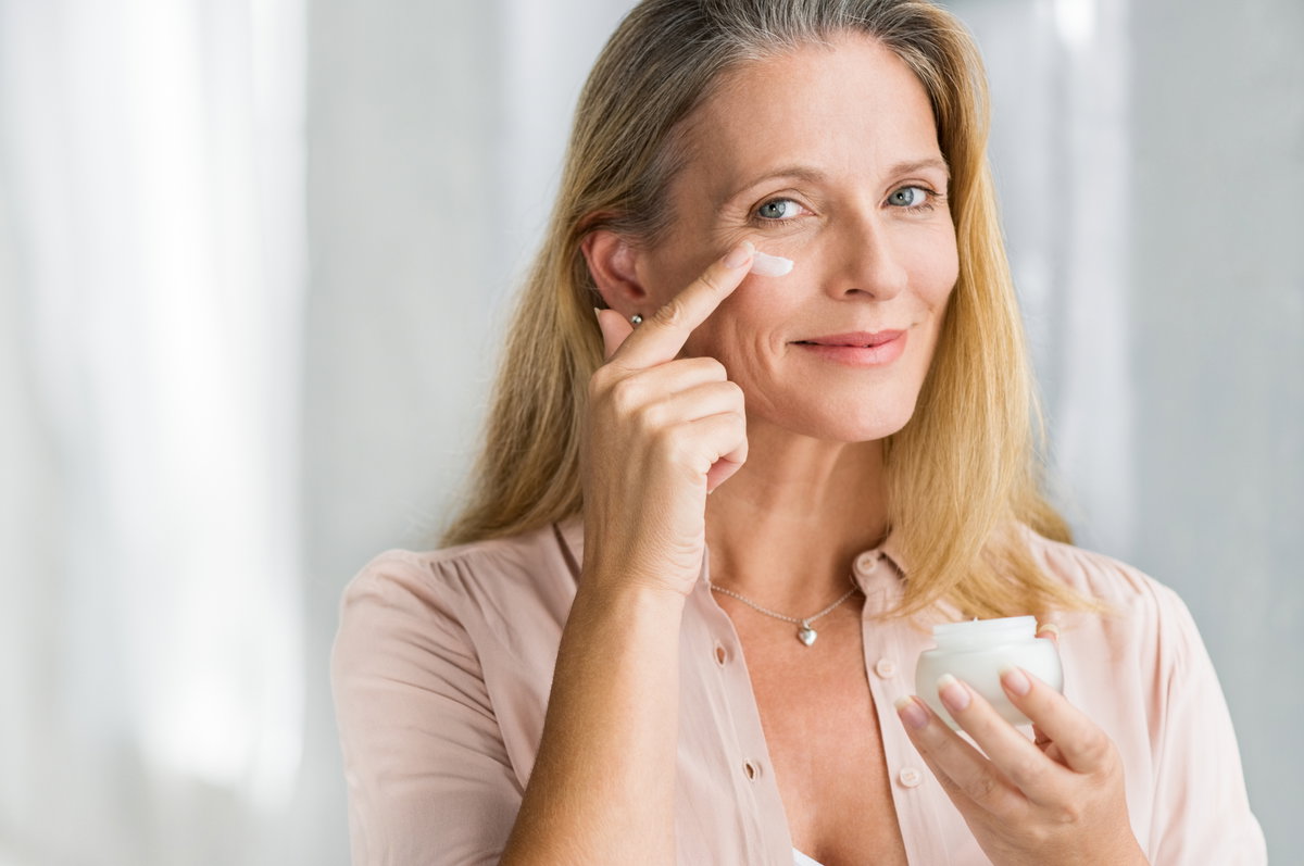 Frau über 50 mit Creme