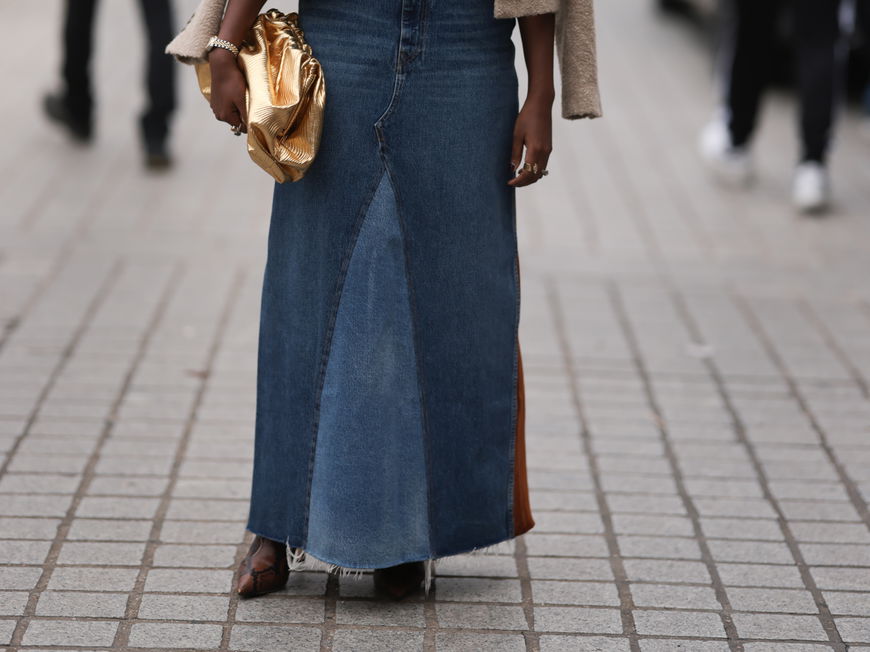 Streetstyle: Frau mit Jeansrock in Maxilänge