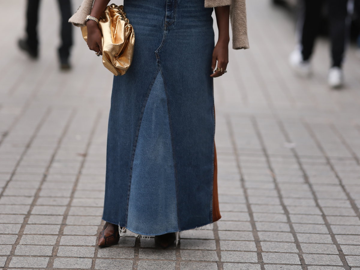 Streetstyle: Frau mit Jeansrock in Maxilänge