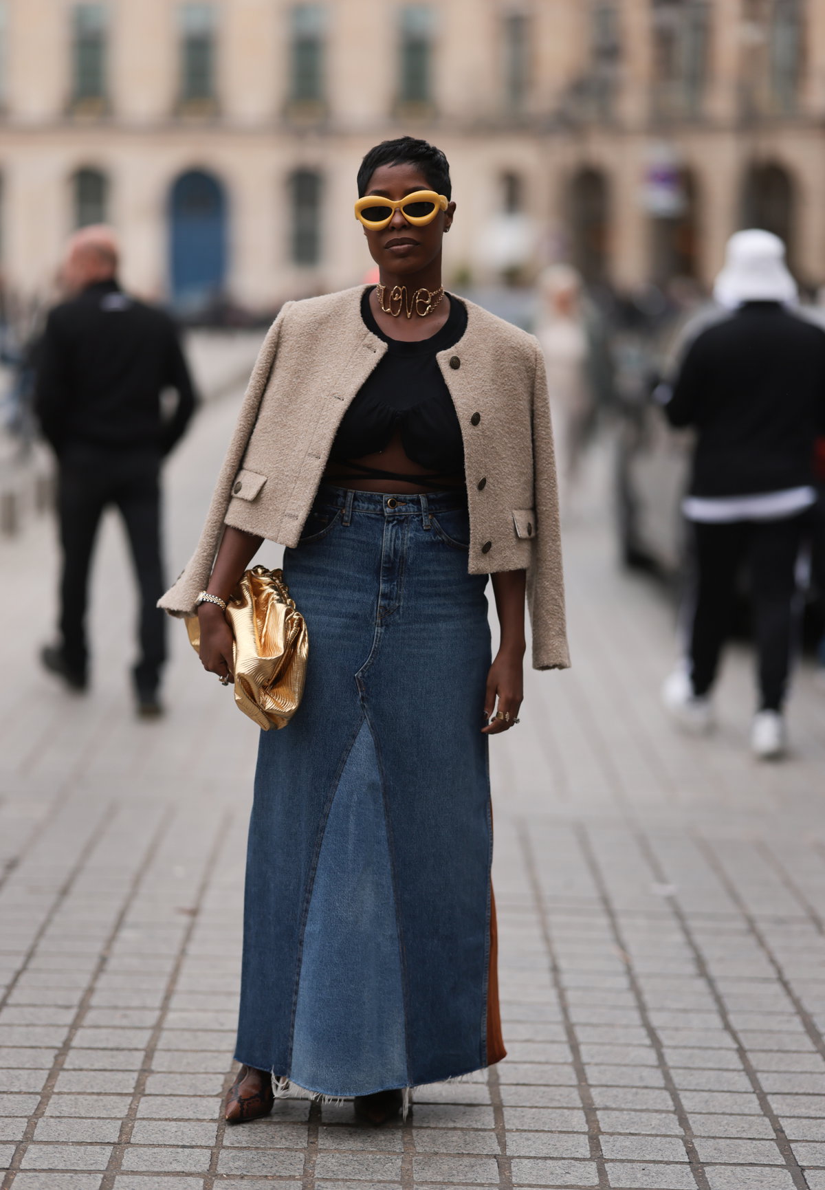 Streetstyle: Frau mit Jeansrock in Maxilänge