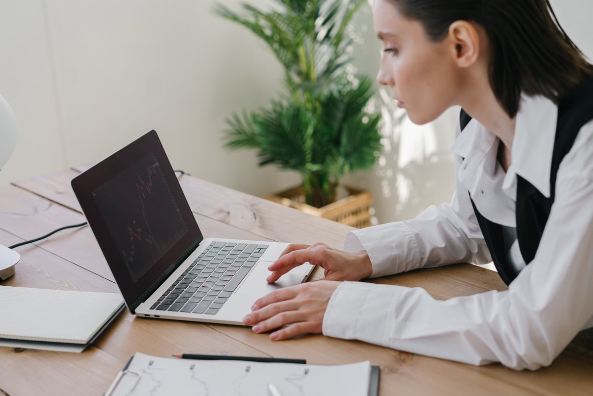 Frau am Laptop
