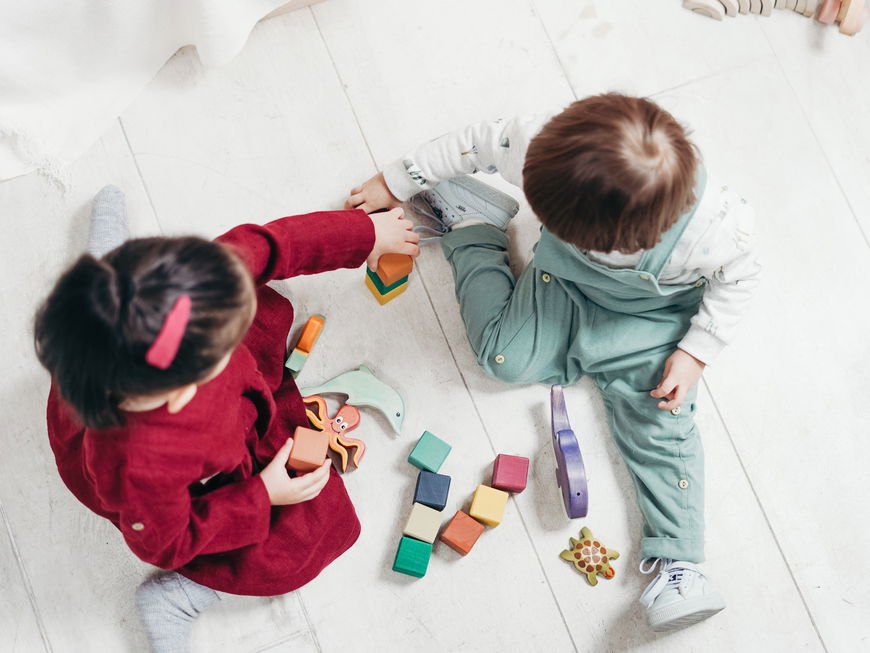 Kinder spielen