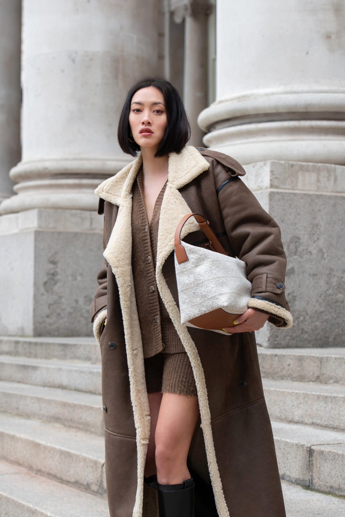 Frau mit braunem Shearling Mantel