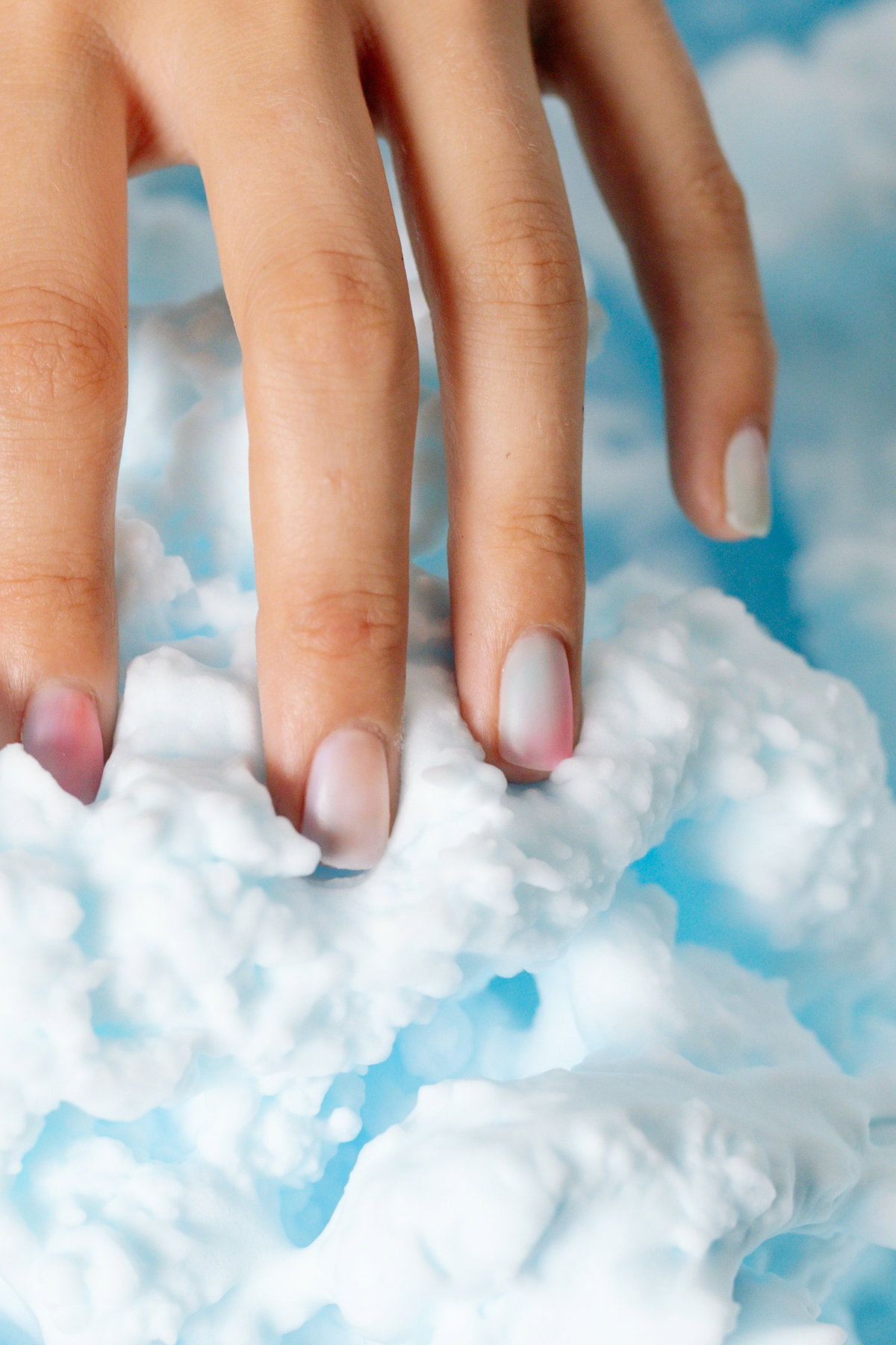 Heller Nagellack mit Farbverlauf
