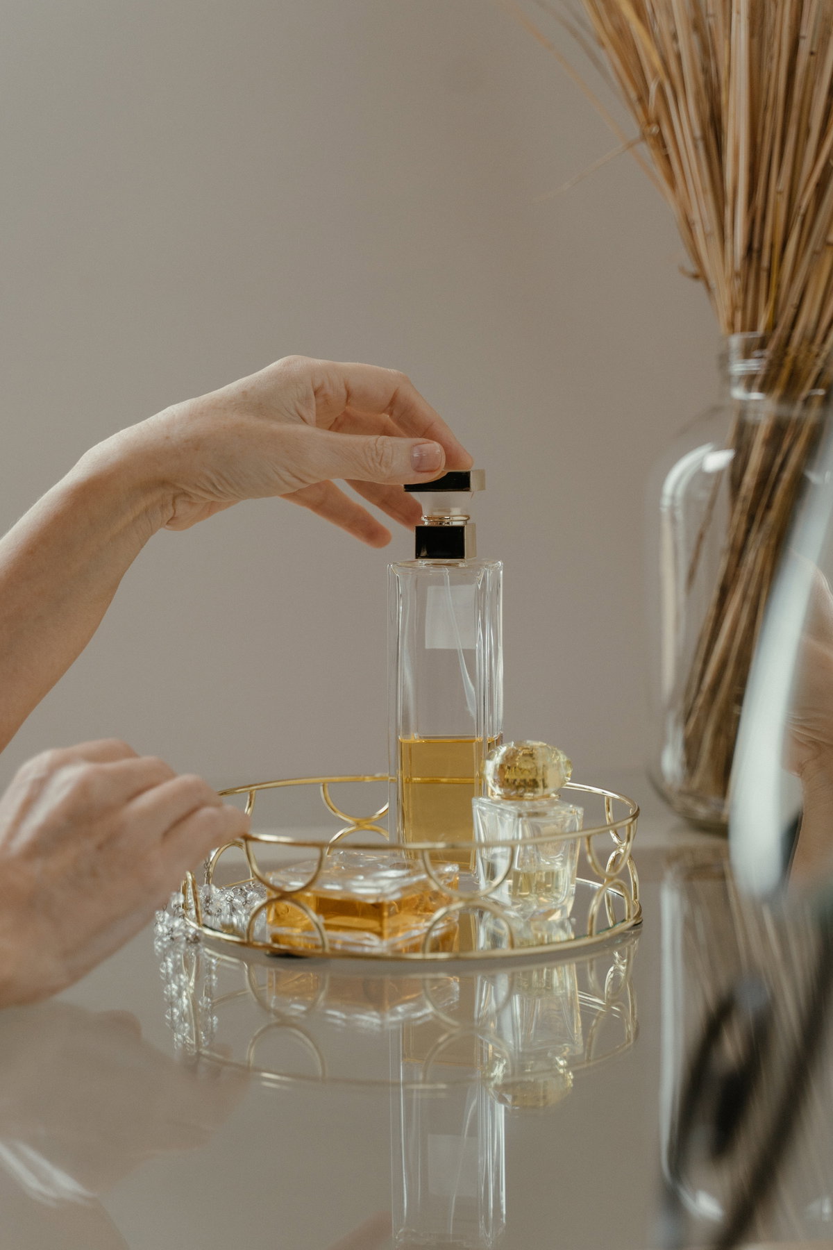 Parfum-Flakon steht auf einem Tablett