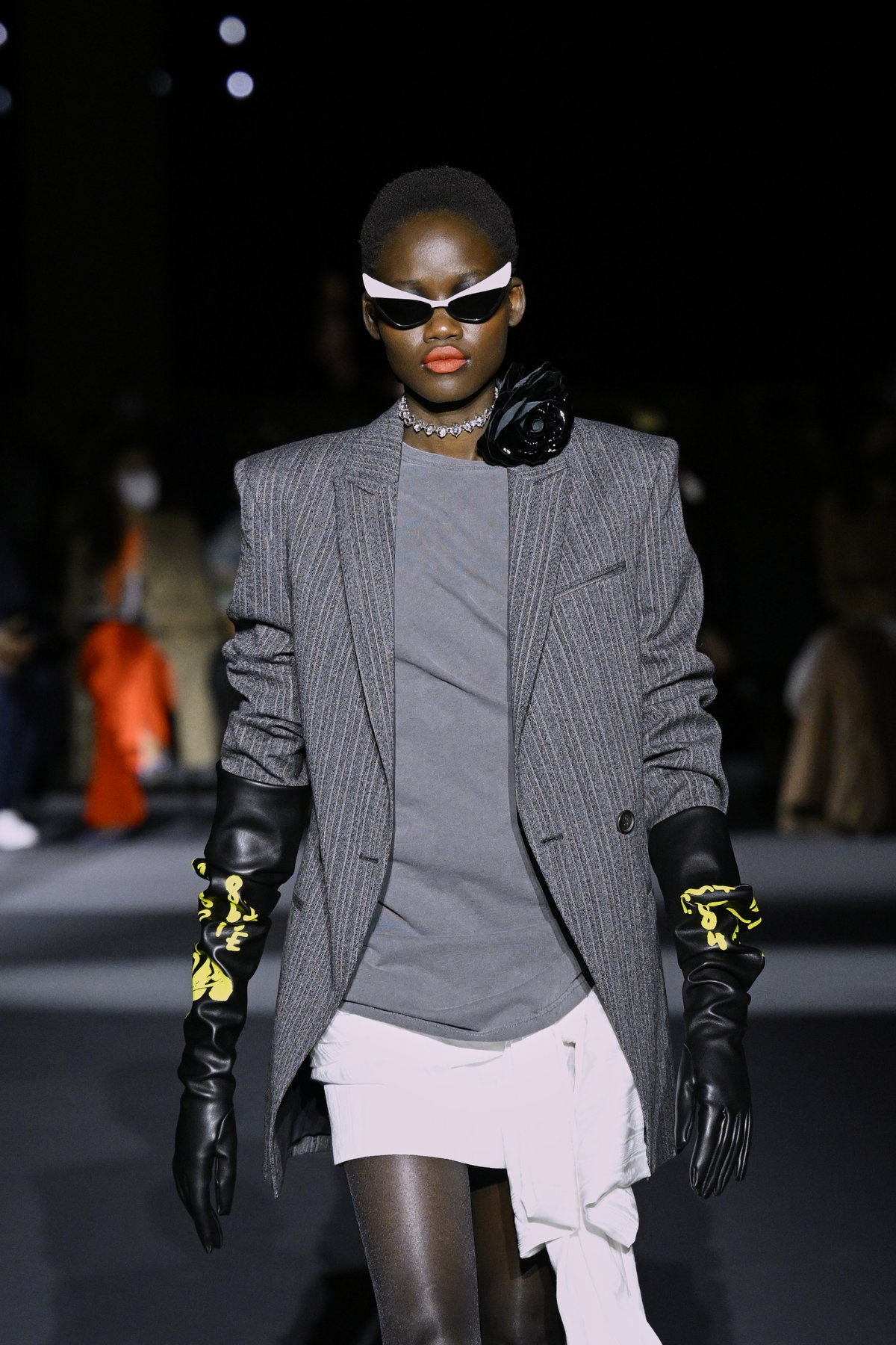 Philosophy di Lorenzo Model mit Sonnenbrille