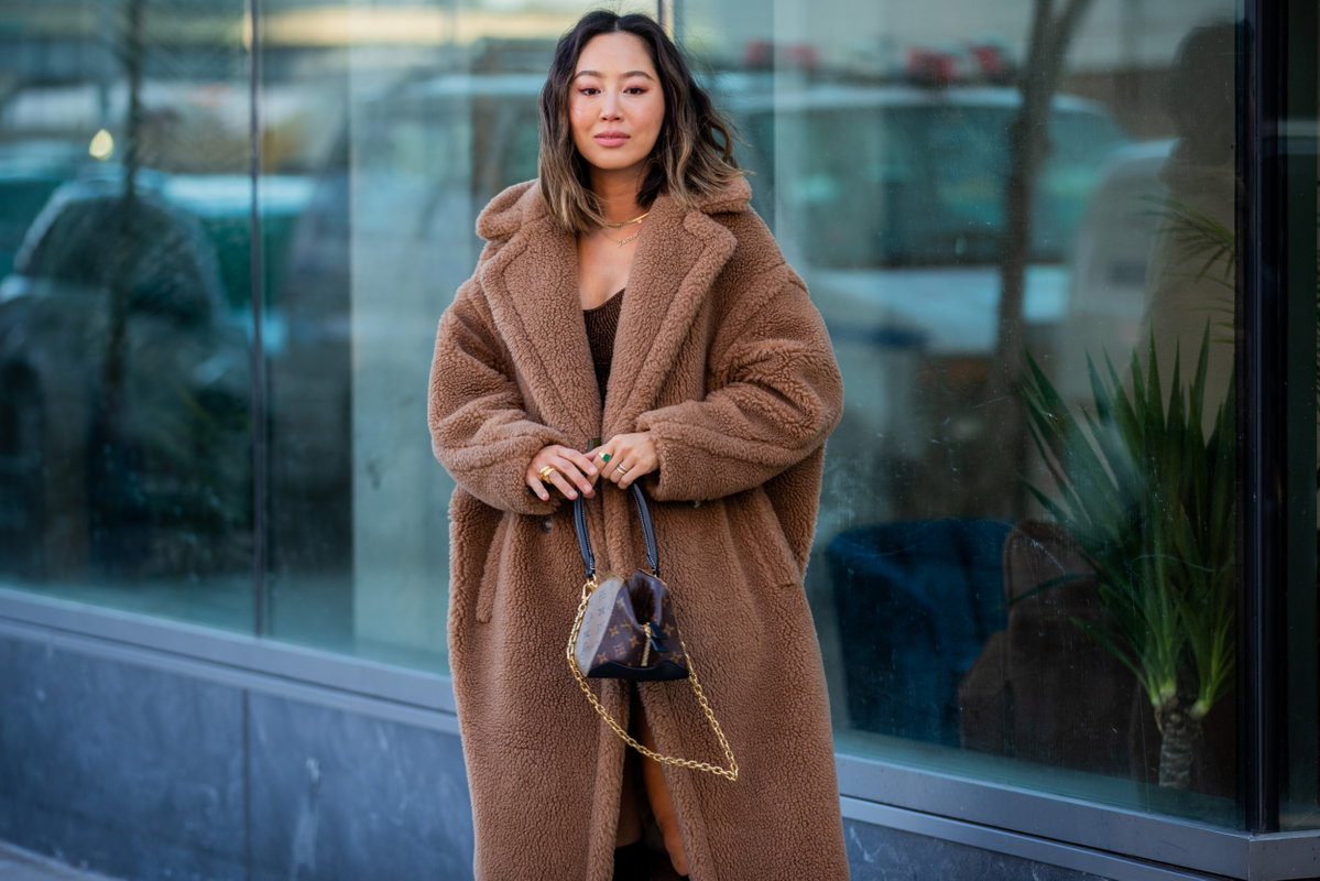 Amy Song trägt einen Teddyfellmantel