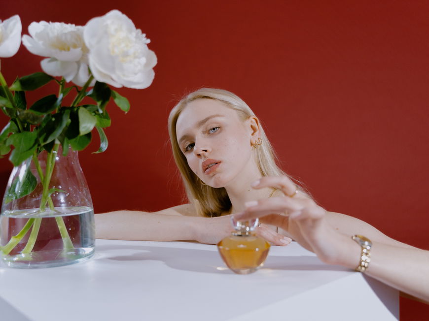 Blonde Frau mit Parfum
