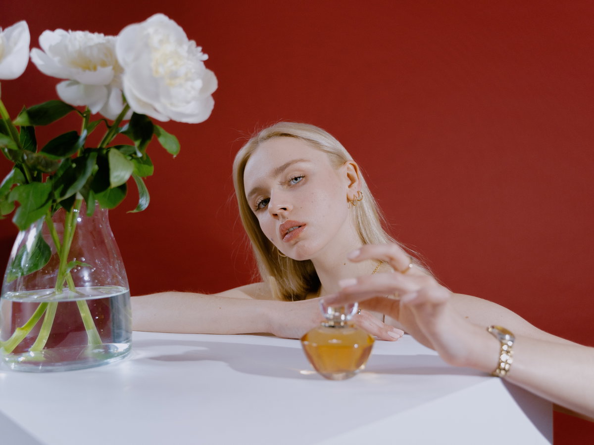 Blonde Frau mit Parfum