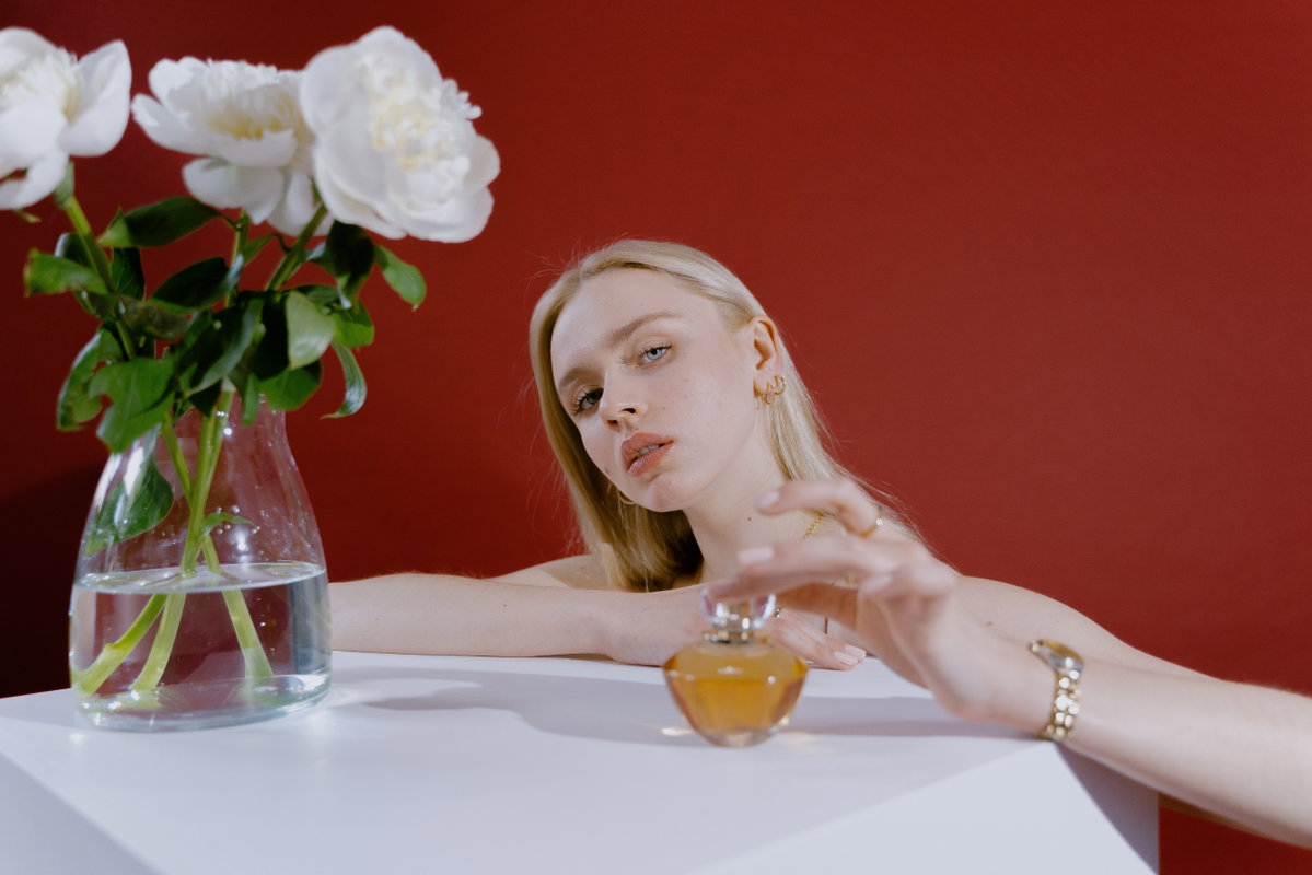 Blonde Frau mit Parfum