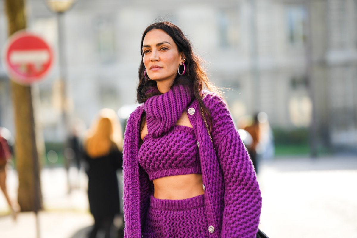 Frau trägt lilafarbenen Cardigan