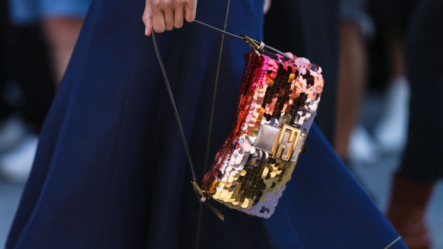 Diese ikonische Tasche wird jetzt mit einer neuen Funkel-Kollektion gefeiert