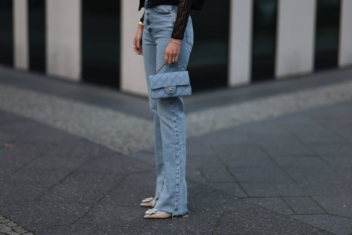 Frau mit hellblauer Jeanshose