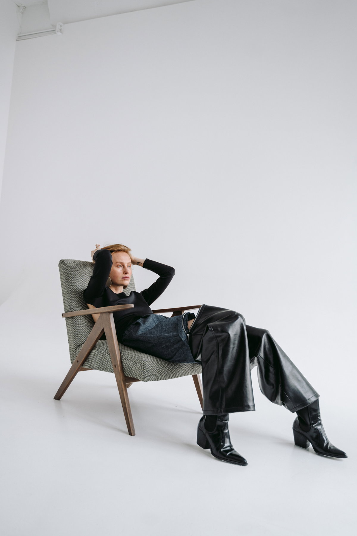 Frau mit Ankle Boots und Lederhose