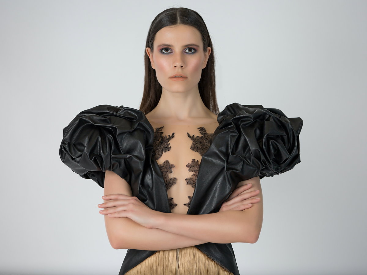 Frau mit Lederbluse