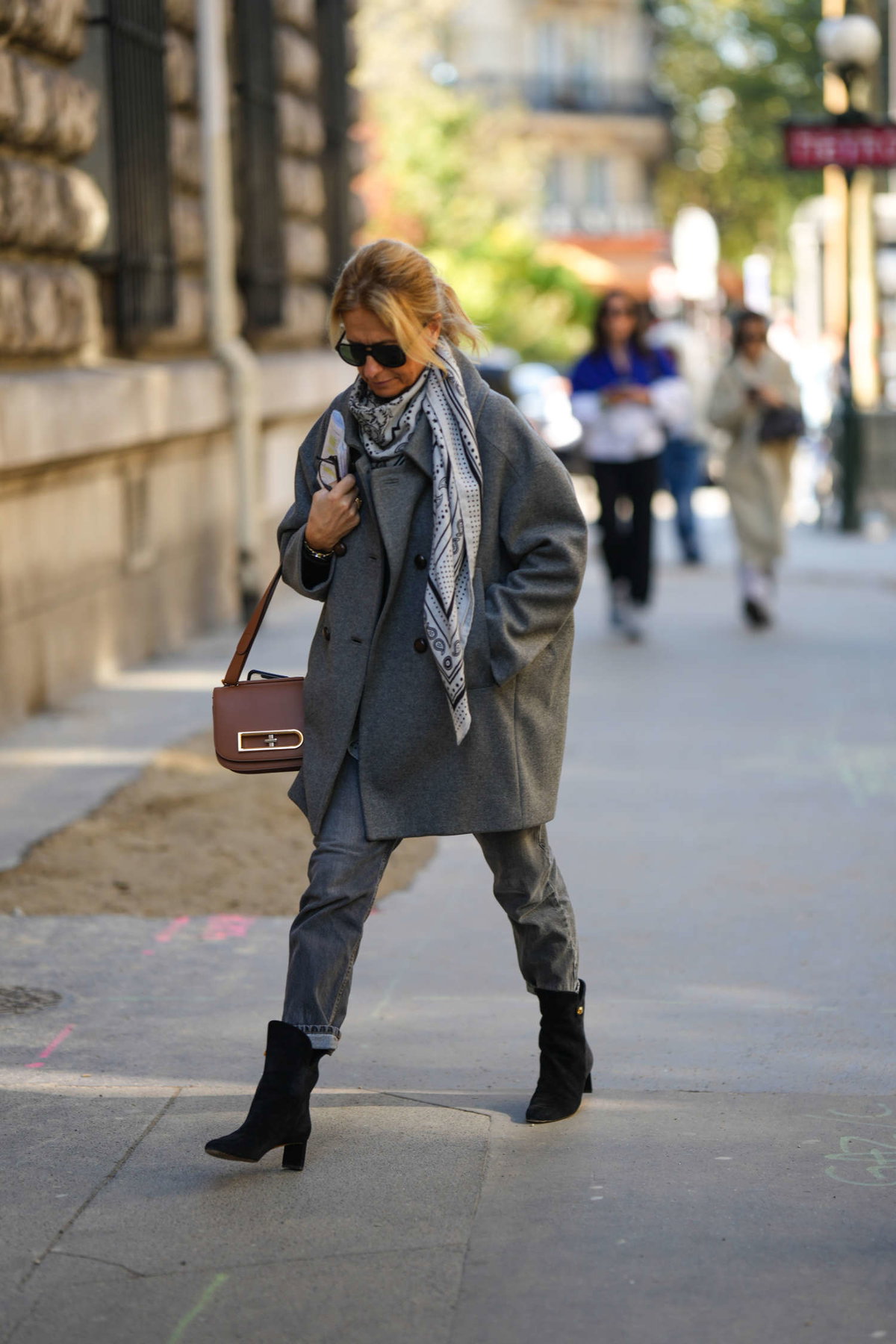Frau Outfit grau