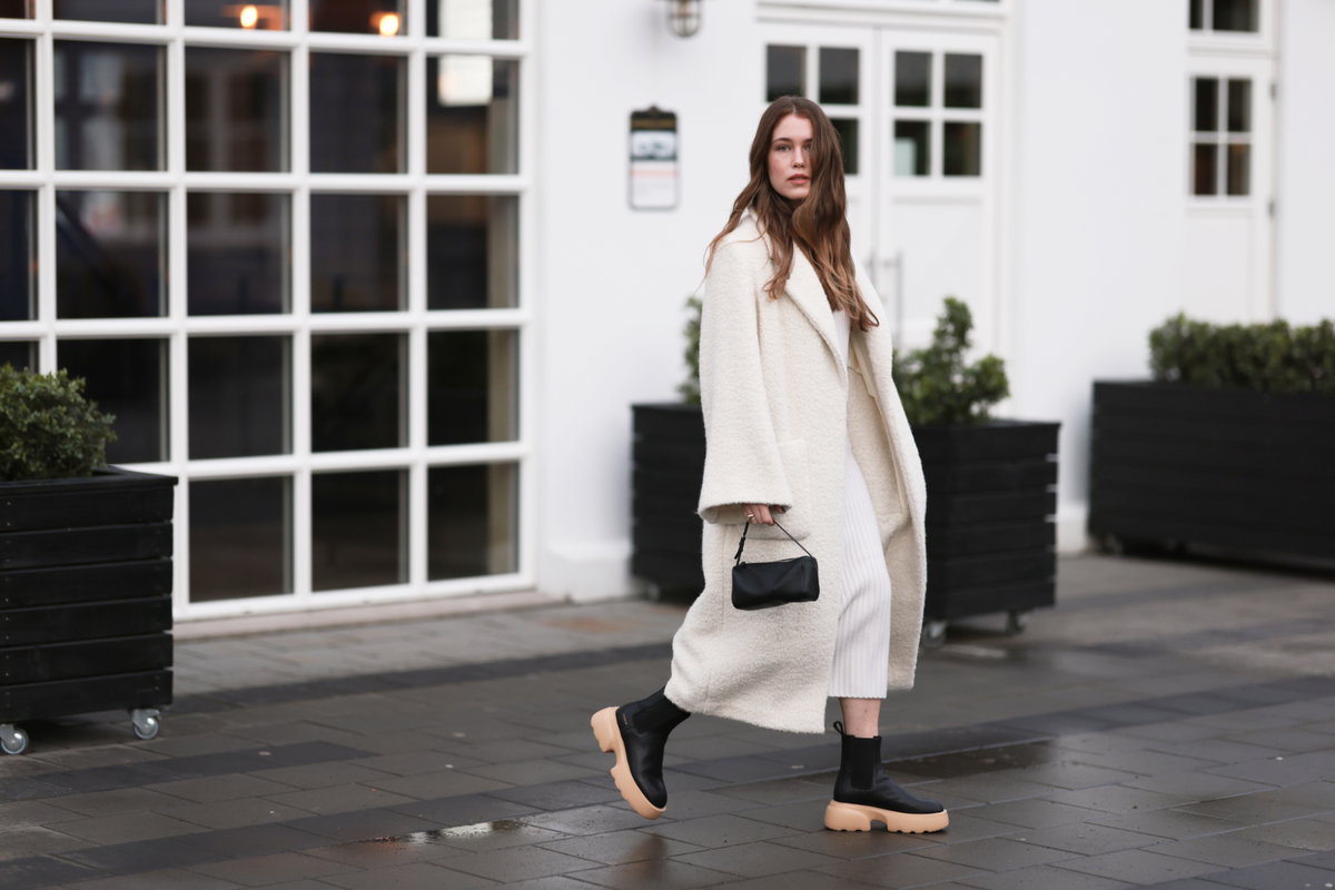 Frau mit Chelsea-Boots
