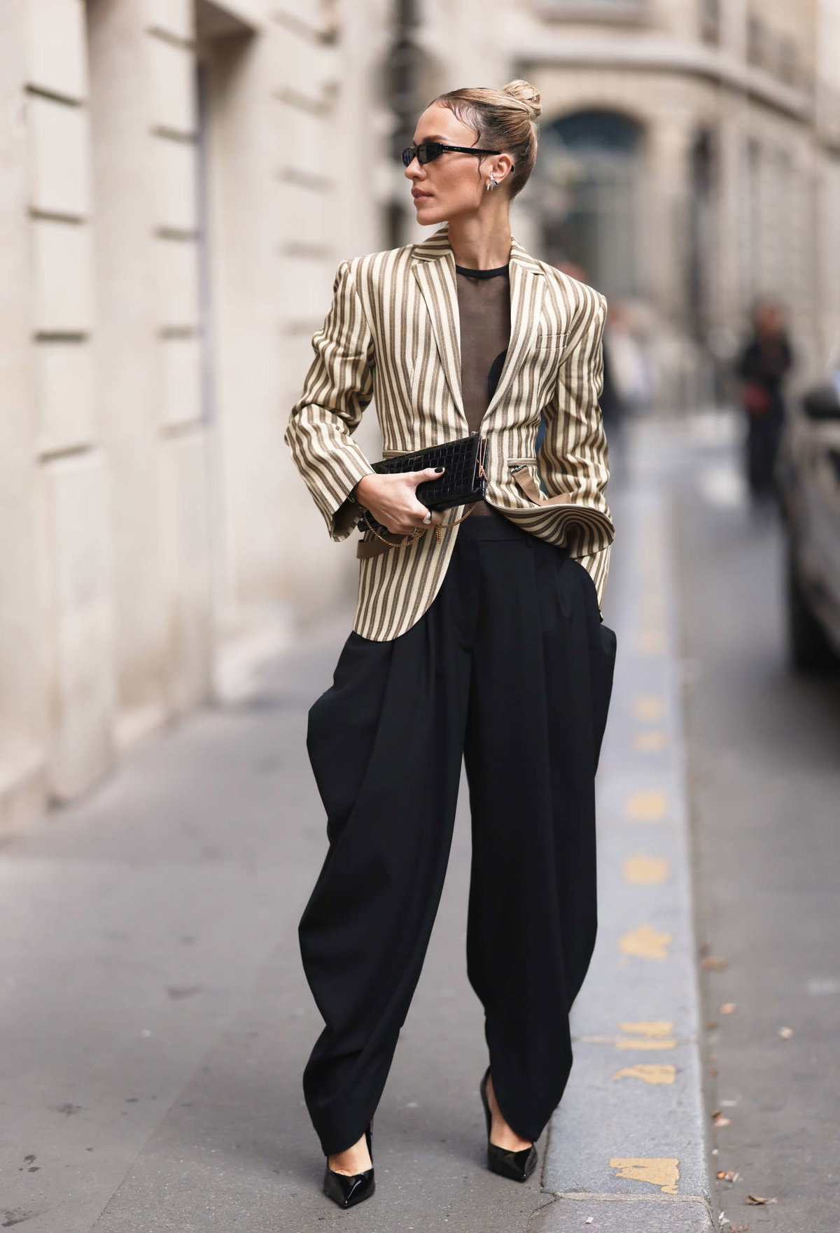 Frau mit weiter Hose und Blazer