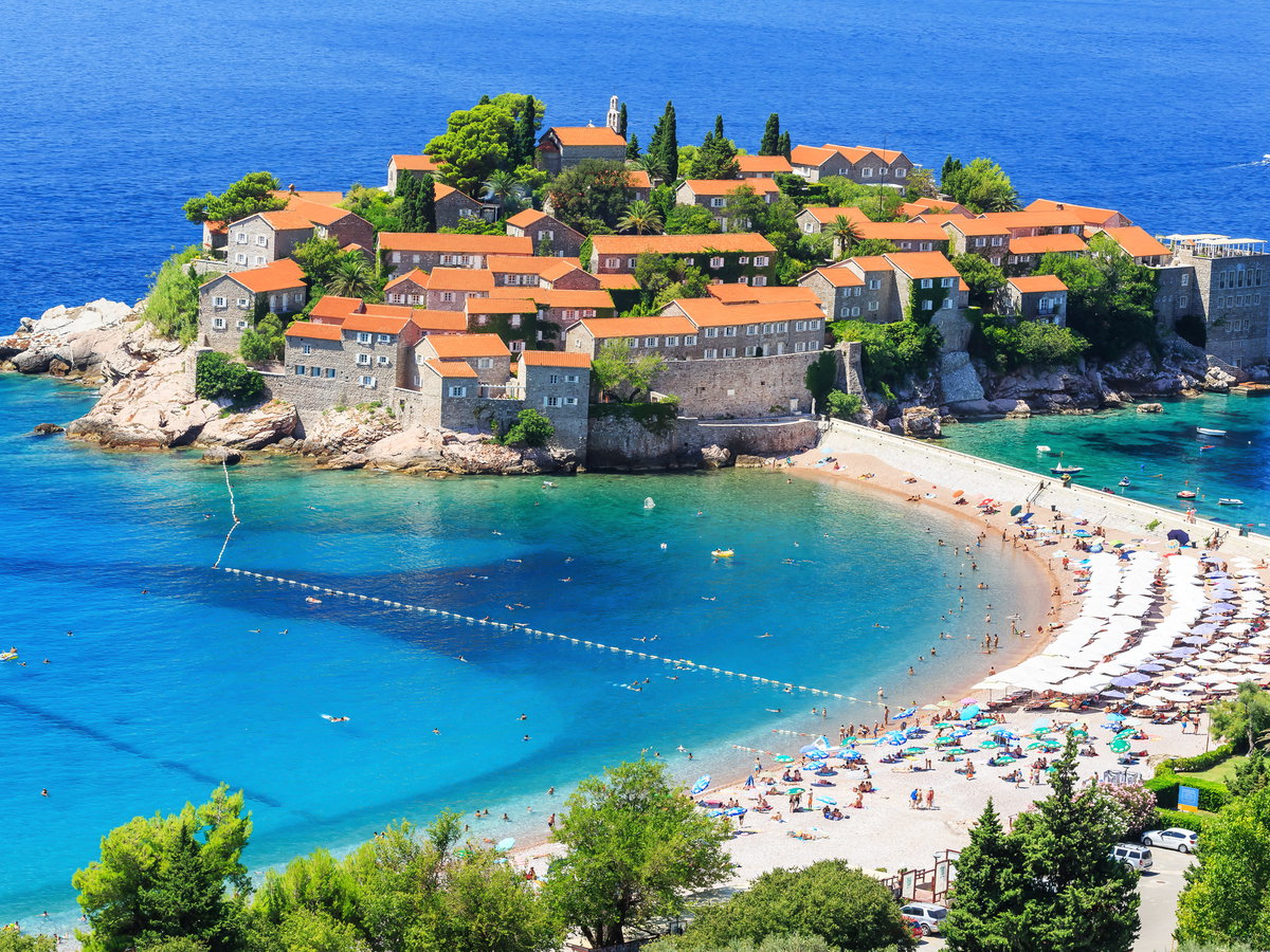 in Montenegro kommen Meer- und Kultur-Fans auf ihre Kosten.