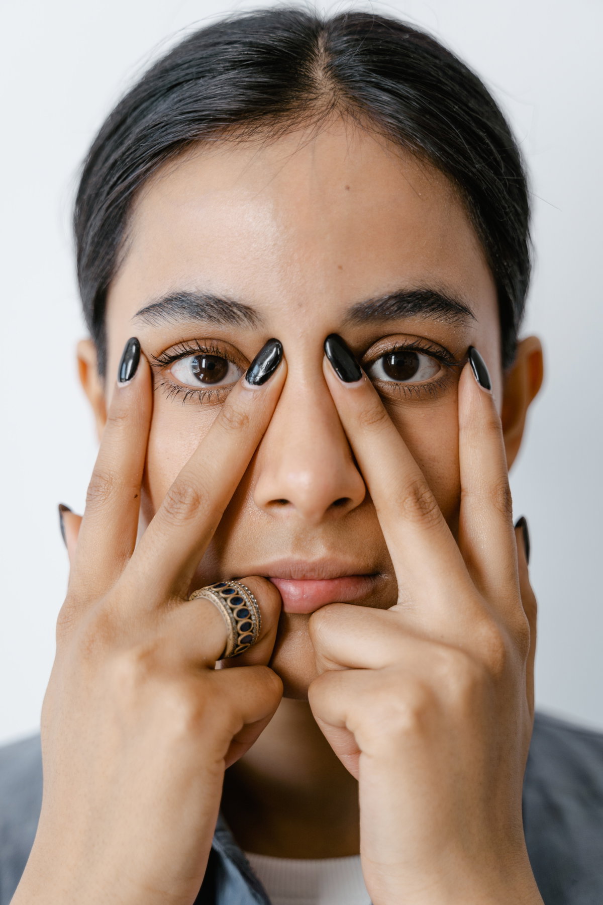 Frau mit schwarzem Nagellack
