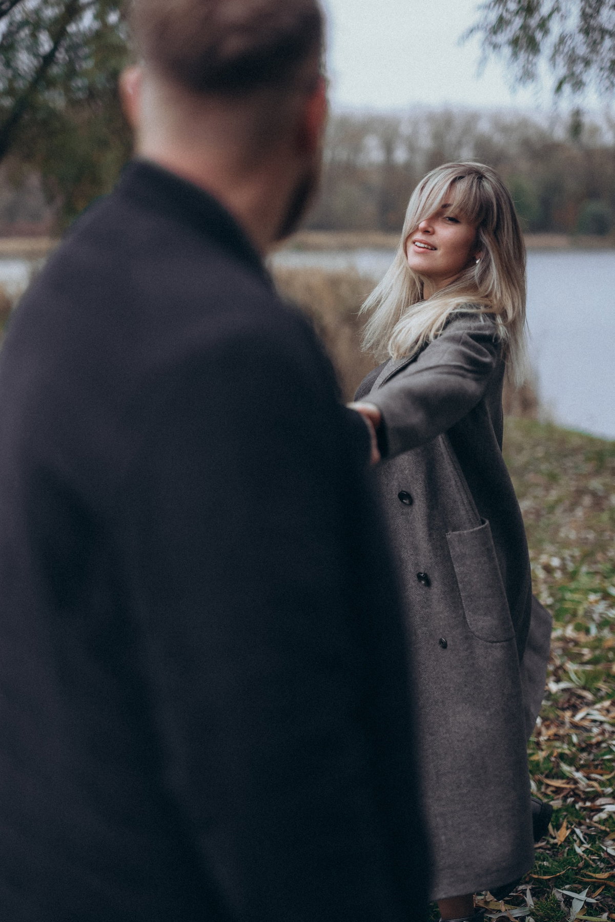 Blonde Frau und Mann