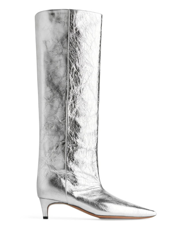 Silberfarbene Stiefel mit Kitten Heel von Arket