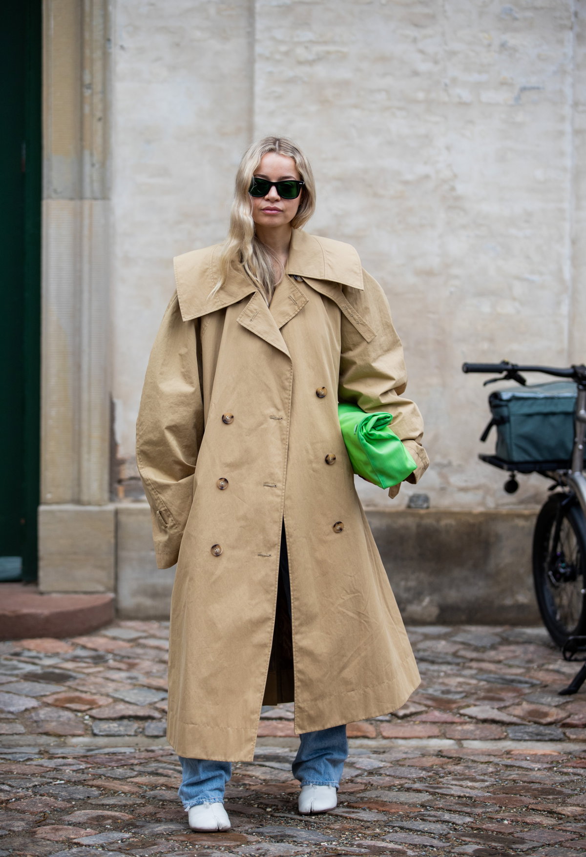 Stephanie Broek trägt Trenchcoat, Jeans und Tabi Boots