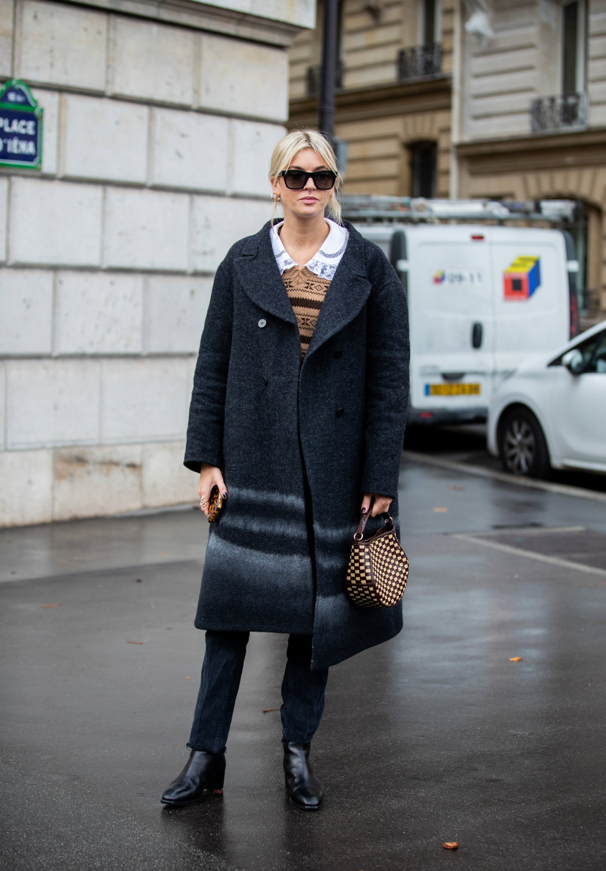 Streetstyle mit schwarzen Stiefeln, schwarzer Jeans und Mantel